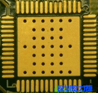 這是最不好的通孔設(shè)計，貫穿通孔直接擺放于QFN的接地散熱墊上，制造上無法確保其錫量，也就無法確保焊接良好。