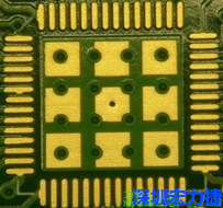 這個通孔的設(shè)計勉強(qiáng)可以接受，只剩下正中間一個通孔沒有塞孔，而且孔徑也變小了。