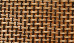 圖片只是示意圖，并不是真正的玻纖布，基本上由經(jīng)緯兩股材料交錯編織而成，經(jīng)緯的交錯間如果有空隙，就容易藏水分，所以一般會以透氣性來檢查其密合度。