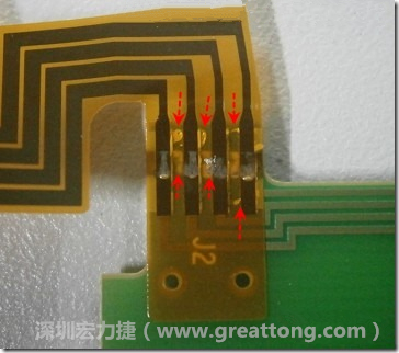這張圖所顯示的，PCBA工廠實(shí)際進(jìn)行HotBar(熱壓熔錫焊接)焊接的時(shí)候，經(jīng)常會(huì)出現(xiàn)這類焊墊之間短路的問題，下面的圖示為比較嚴(yán)重的案例，大部分都只有部份溢錫，但這對(duì)品質(zhì)信賴杜已經(jīng)產(chǎn)生了及大的為害，既使現(xiàn)在測(cè)試沒有出現(xiàn)問題，難保在高溫膏濕的環(huán)境下不會(huì)出現(xiàn)電子遷移(Electromigration)的現(xiàn)象。
