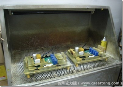 使用噴涂(Spraying)方式作業(yè)conformal coating時，需設(shè)備抽真空的設(shè)備，否則噴涂的物質(zhì)會飄散到空氣當(dāng)中，影響人體的健康。