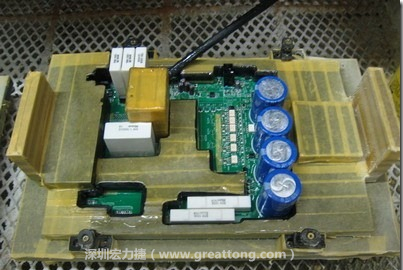 Conformal coating噴涂作業(yè)時可以使用治具把一些不可以噴涂到的地方及零件覆蓋起來，以免絕緣物質(zhì)噴涂到一些需要作導(dǎo)電接觸的地方。