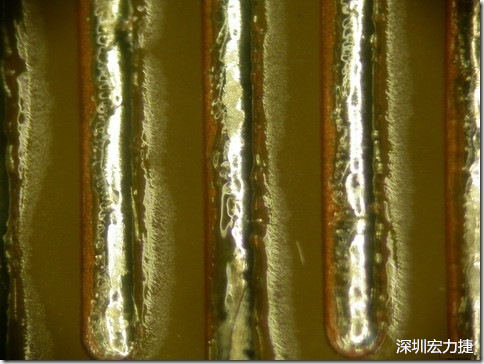 經(jīng)過(guò)168小時(shí)的高溫高濕環(huán)境實(shí)驗(yàn)后，此錫膏的最低SIR還可達(dá)到500,000,000 ohms，取LOG10為108.70，但是可以看到焊錫的邊上還有未吃錫的露銅，表示其吃錫狀況比較差