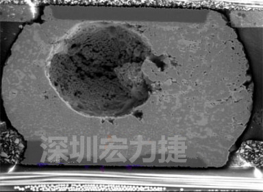 錫球氣泡大到足以影響到焊接的品質(zhì)，下圖是錫球切片后的剖面，可以很明顯看到氣泡已經(jīng)有錫球的 1/3 大了