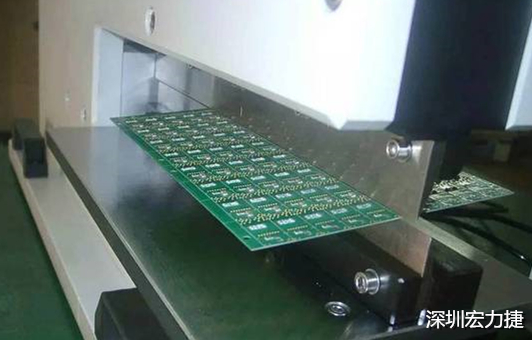 基本上V-Cut就是破壞板子結構的元兇，因為V-Cut就是在原來一大張的板材上切出溝槽來，所以V-Cut的地方就容易發(fā)生變形。