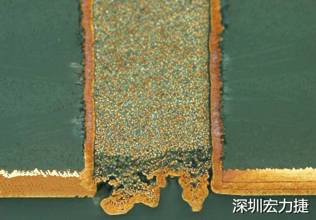 PCB設(shè)計之導(dǎo)電孔塞孔工藝 導(dǎo)電孔Via hole又名導(dǎo)通孔，為了達(dá)到客戶要求，導(dǎo)通孔必須塞孔，經(jīng)過大量的實踐，改變傳統(tǒng)的鋁片塞孔工藝，用白網(wǎng)完成板面阻焊與塞孔。生產(chǎn)穩(wěn)定，質(zhì)量可靠。