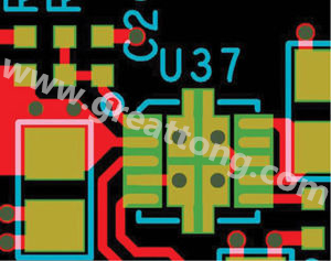 因孔徑過大，焊料沿孔壁爬溢流出
