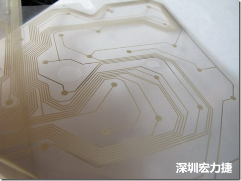 下面第二個圖則是另一片也有著按鍵線路的PTF，當(dāng)上、下兩面PTF的按鍵結(jié)點(diǎn)互相接觸后就可以計(jì)算出是哪個按鍵被按下了?？墒钱?dāng)按鍵沒有按下時，上下兩片PTF的線路則是分開的，所以上圖那片PTF的線路上面其實(shí)還另外覆蓋了另一層透明的PET作為絕緣層，只露出了需要在鍵盤按下時才會碰觸的接觸點(diǎn)，因?yàn)檫@些材質(zhì)使用的都是Polymer，所以才撐這樣的技術(shù)為Polydome(聚合簧片)。