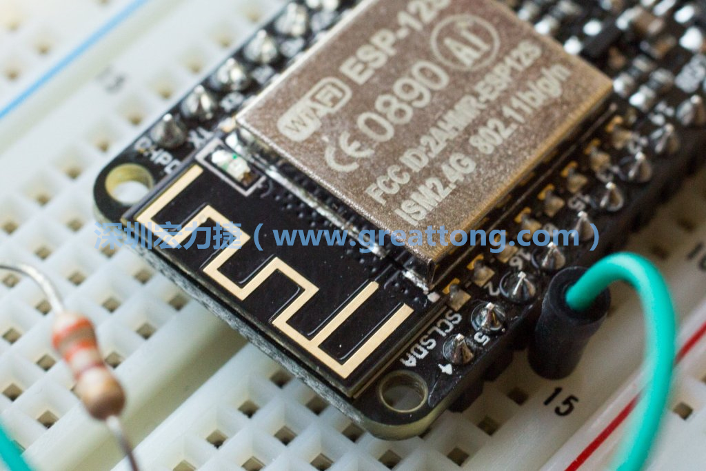 Adafruit Feather板上的無線電天線。