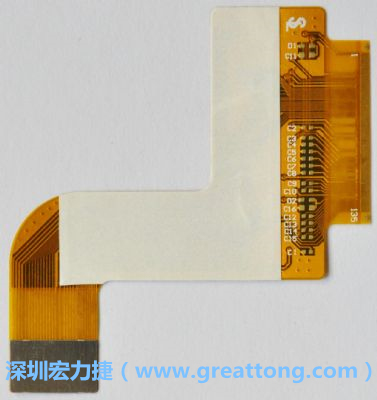 FPCB并非可無(wú)限制撓曲，為避免過(guò)度撓曲拉扯造成銅箔斷裂，一般在較長(zhǎng)條型板材會(huì)貼附補(bǔ)強(qiáng)貼片。