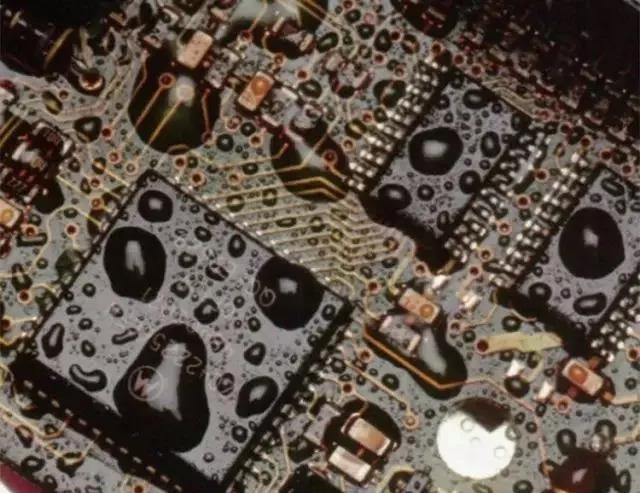 經(jīng)過涂覆工藝后的PCB，在表面形成透明的保護(hù)膜，能有效防止水珠和潮氣侵入，避免漏電和短路。