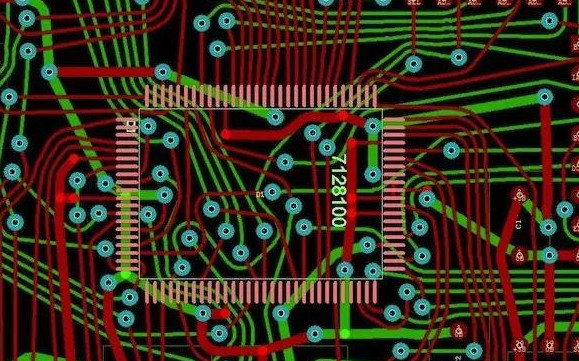底圖：同樣的設計但采用了任意角度的布線。