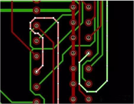 通過自動優(yōu)化導線形狀消除導線打彎(用線段近似弧線只是為了顯示沒有弧線的任何角度例子)。