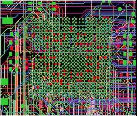 圖18：BGA布線。(頂部)傳統(tǒng)的自動布線器。38個網(wǎng)絡沒有完成布線。(底部)任意角度的拓撲式自動布線器。所有網(wǎng)絡都完成了布線。