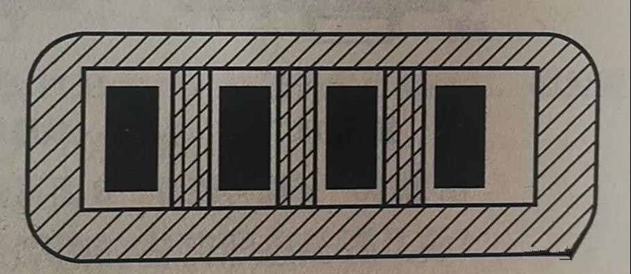 在兩個焊盤之間有導(dǎo)線通過時，應(yīng)采取PCB阻焊設(shè)計，以防止焊接短路